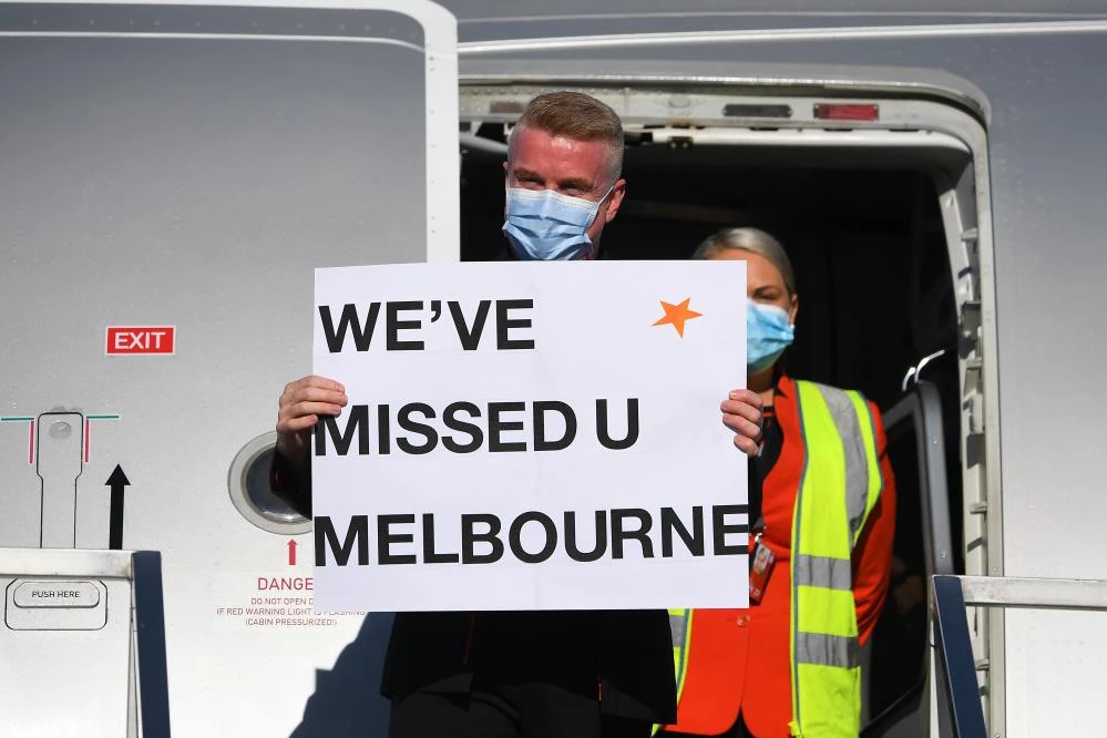 Avustralya 20 ay sonra sınırları açtı havalimanında gözyaşları sel oldu